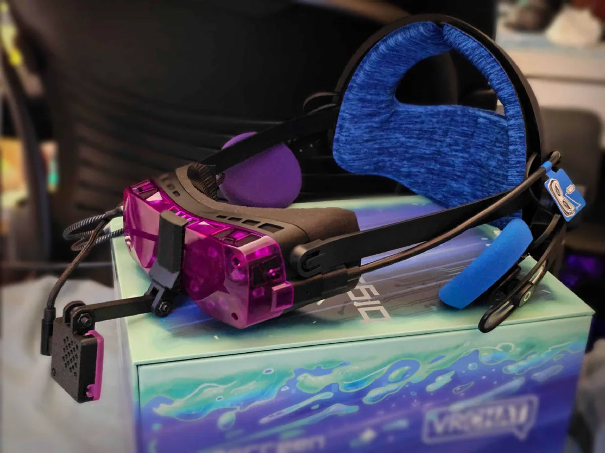 A magenta Beyond 2 with a blue cushion on its illustrated VRChat box